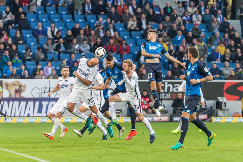 Mehrfachbemühungen per Kopf an den Ball zu kommen