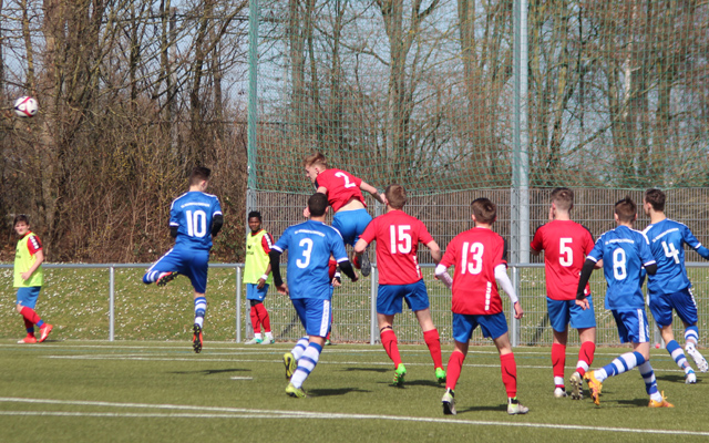 Kopfballduell zwischen Dennis Lischke (Nr. 2) und Dennis Bauer (Nr. 10)