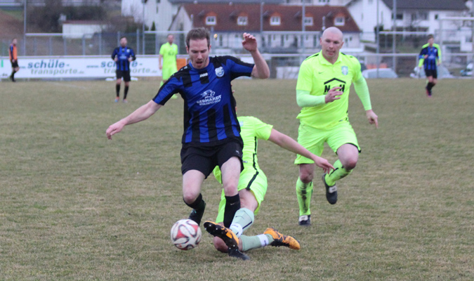 Rohrbachs Nils Ohlhauser wird von einem Gegenspieler gebremst