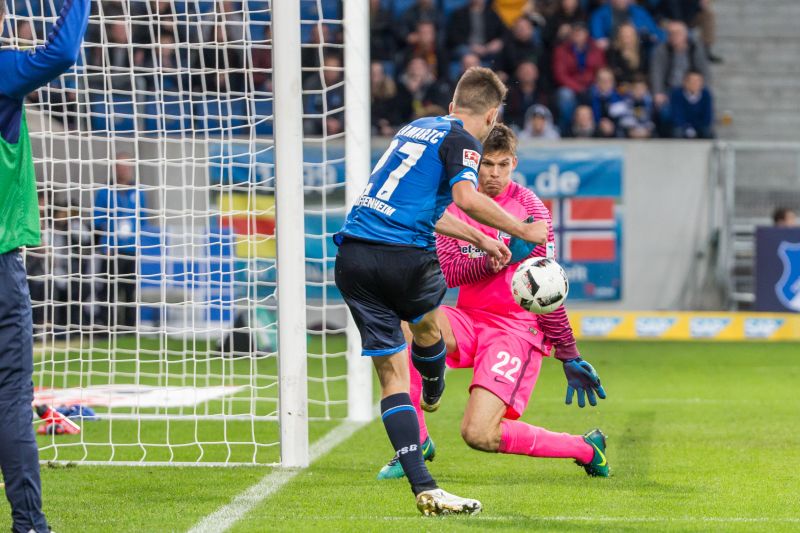 Andrej Kramaric versucht aus spitzem Winkel einen Treffer zu landen