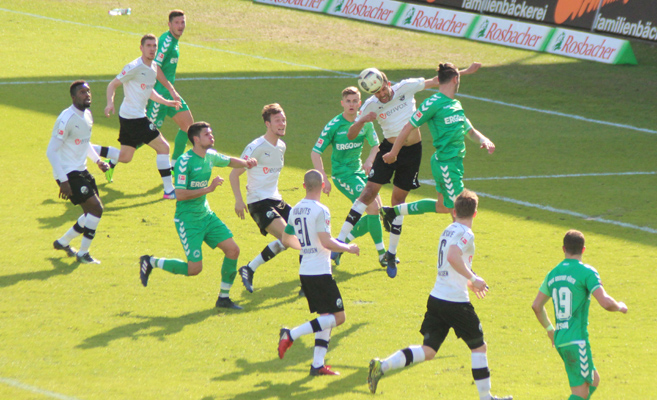 Dichtes Strafraumgedränge vor dem Fürther Tor