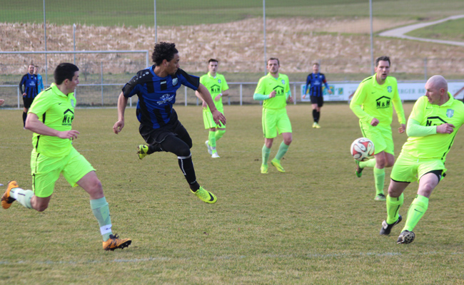Bruno Martins de Sousa kann sich gegen die gegnerischen Übermacht nicht durchsetzen