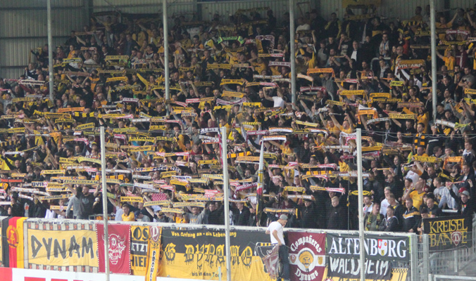 Dresdner Fanbegeisterung beim Hinspiel am Hardtwald