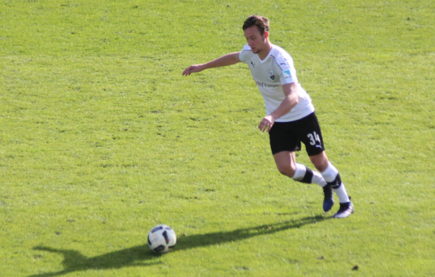 Tim Knipping versucht es hier mit einem Distanzschuß