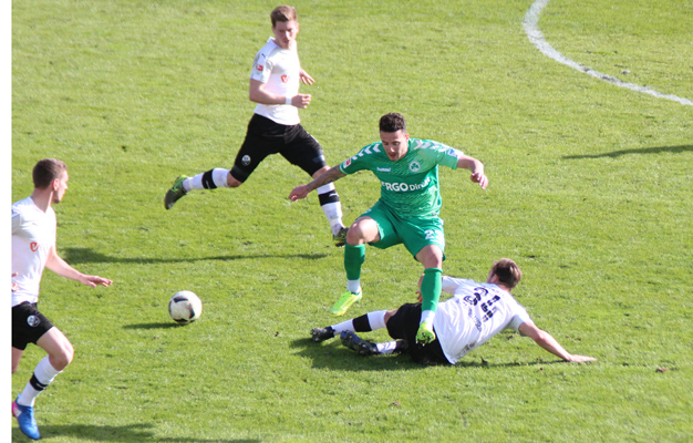 Kompromisloser Einsatz von SVS-Innenverteidiger Knipping (re.)