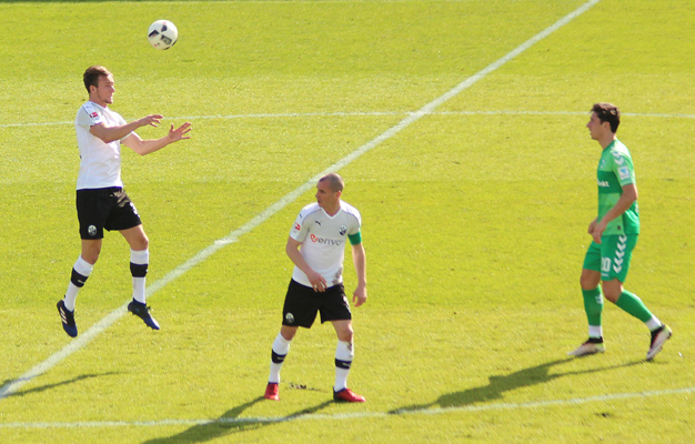 Sandhausens kopfballstarker Innenverteidiger Knipping (li.)