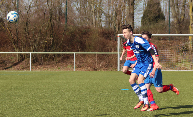 Dennis Bauer hatte es als einzige Spitze schwer, sich gegen die gegnische Überzahl zu behaupten