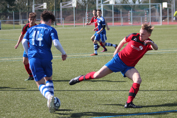 Michael Rohfleisch im Zweikampf mit Dennis Lischke
