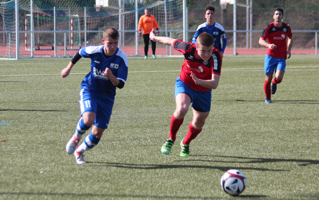 Ruben Bernhard (li.) im Sprintduell mit einem Gegenspieler