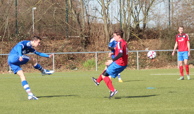 Oliver Kaiser versucht es mit einem Distanzschuss