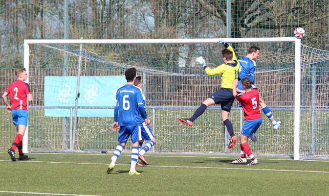 Oliver Kaiser im Luftduell mit Torhüter Lars Lichtenberger