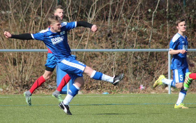 Nicola Schmitt versucht es aus der Distanz