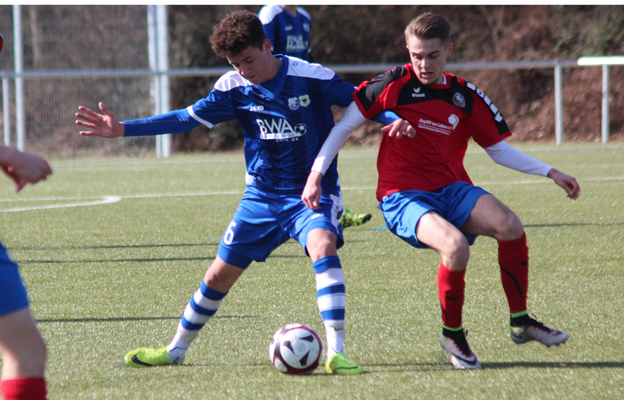 Matteo Francesca (li.) behauptet sich im Zweikampf