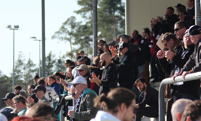 Enttäuschte Blicke bei den SVS-Fans nach Last-Minute-Ausgleichstreffer der Fürther