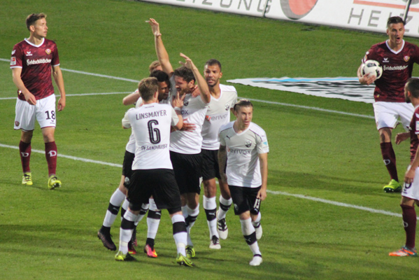 Tim Kister lässt sich für seinen Torerfolg feiern