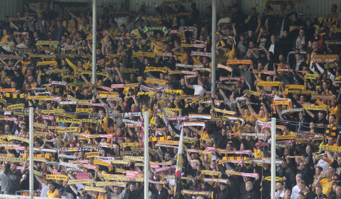 Stimmungsvolle Dresdner Fans feiern den 2:0-Sieg über Sandhausen