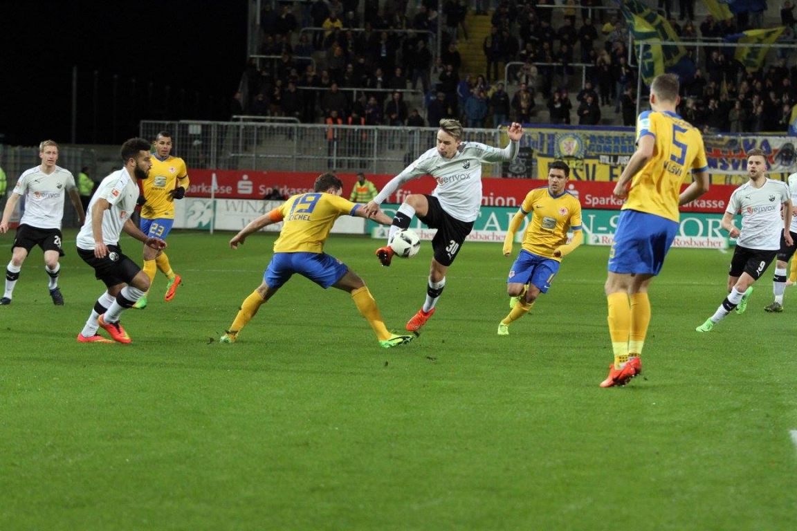 Sandhausens Thomas Pledl (Bildmitte) musste in Heidenheim verletzt vom Spielfeld