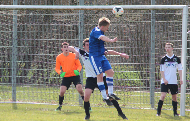 Nicola Schmitt beim Kopfball