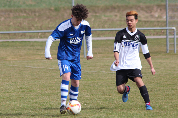 Michael Rohfleisch (li.) nach gewonnenem Zweikampf