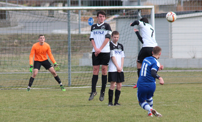 Ruben Bernhard verzieht eine gute Freistoßschance