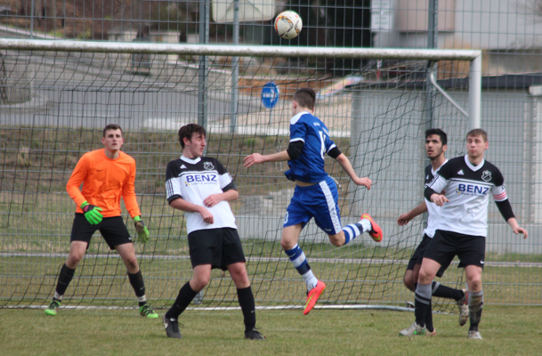 Dennis Bauer köpft auf das Tor der Gastgeber