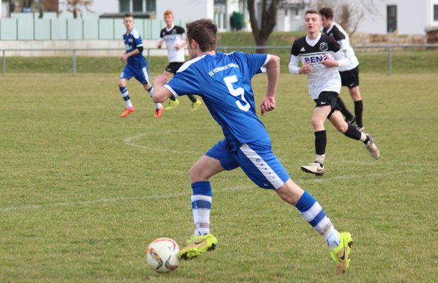 Aaron Schüle macht über die linke Außenbahn Dampf