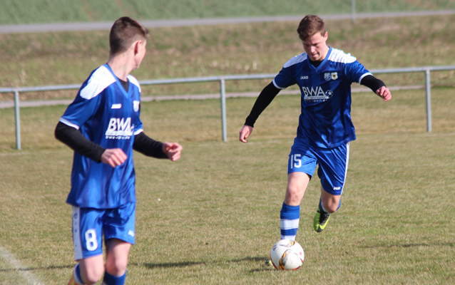 Dustin Brunner (re.) schaltet sich ins Offensivspiel der SG Rohrbach/Sinsheim ein