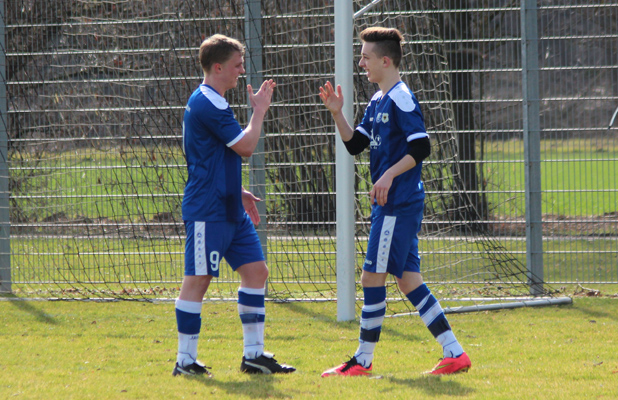 Nicola Schmitt (li.) und Dennis Bauer freuen sich über den Führungstreffer