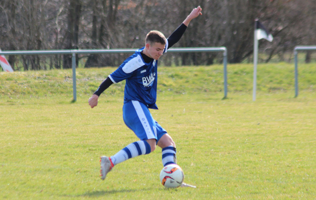 Ruben Bernhard beim Torschuss