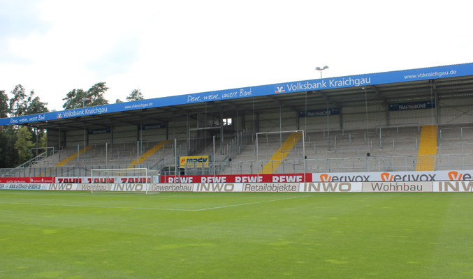 Fantribüne - hier stehen links die Gäste- , rechts die Heimfans in unmittelbarer Nähe zueinander
