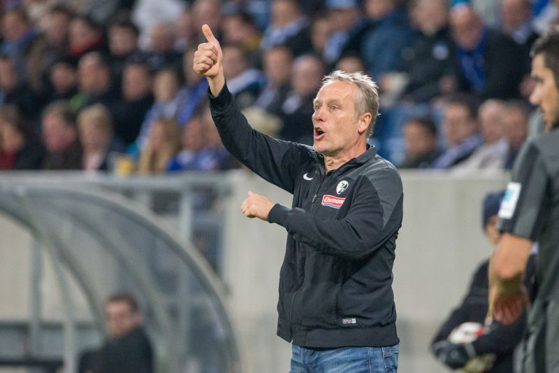 Streich gibt taktische Anweisungen an seine Spieler