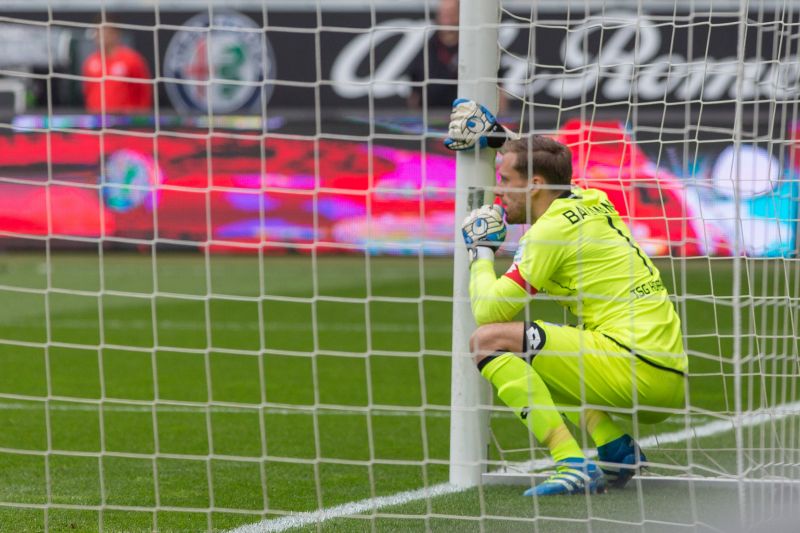 Nachdenklicher Blick aus der Torperspektive