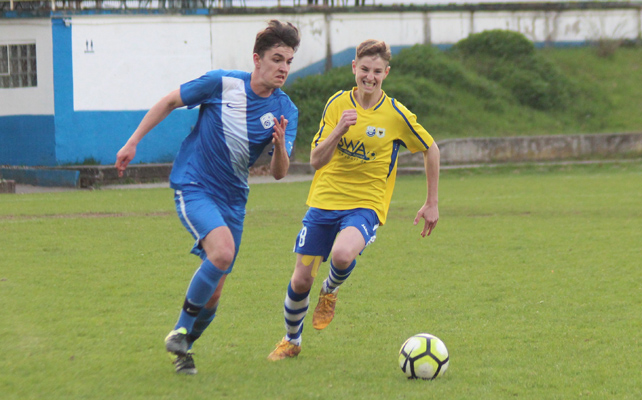 Nils Reißfelder (re.) im Laufduell mit einem Hockenheimer Gegenspieler