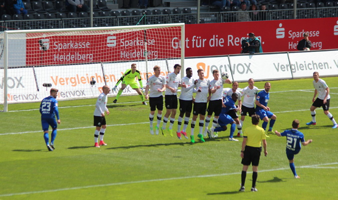 Gute Freistoßposition für den KSC, doch der Ball verfehlt sein Ziel