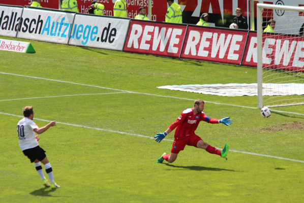 Thomas Pledl bringt den SVS 2:0 in Führung, Torhüter Orlishausen ist machtlos
