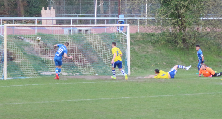 Die Entscheidung: Hockenheim erzielt hier den ´Treffer des Tages` zum 1:0-Sieg