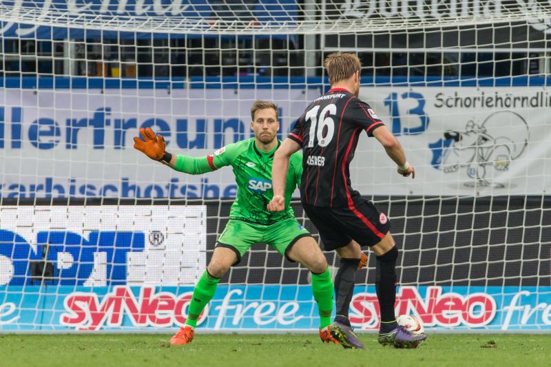 TSG-Keeper Oliver Baumann im Duell ´Eins gegen Eins` mit einem Frankfurter Angreifer
