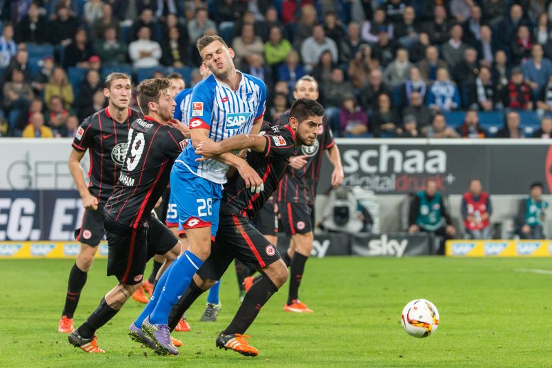 Hoffenheims Stürmer Adam Szali hat es hier gleich mit mehreren Frankfurter Gegenspielern zu tun