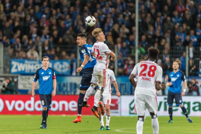 TSG-Stürmer Sandro Wagner beim Kopfballduell mit Hamburgs Matthias Ostrzoleker.