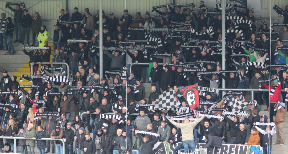 Die SVS-Fans feiern den Derbysieg. In Berlin wird es am Freitagabend um ein Vielfaches schwerer werden.