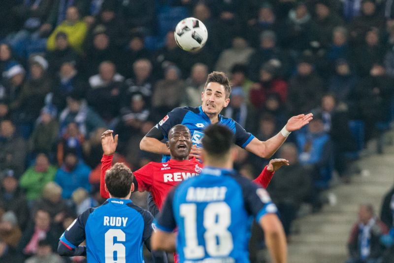 Hübner verfügt über eine außergewöhnlich gute Sprungkraft, wie hier beim Kopfballduell deutlich zu sehen