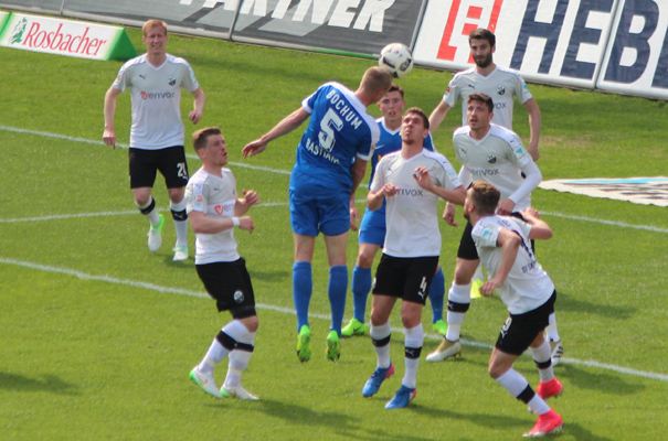 Bochums Felix Bastians kommt hier vor staunenden Sandhäusern zum Kopfballzuerst zum Kopfball