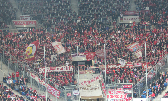 Vollbesetzter Bayern-Fanblock