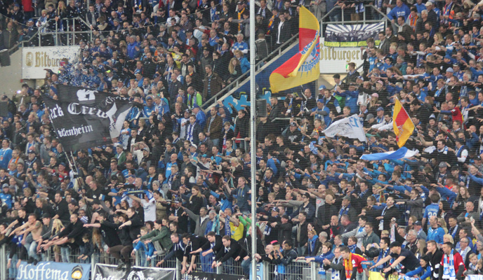 Überglückliche TSG-Fankurve nach dem ersten Sieg über die Bayern