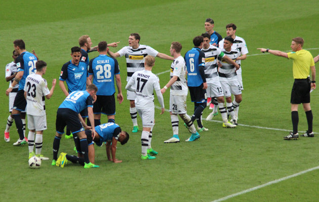 Rudelbildung auf Höhe der Mittellinie lässt die Emotionen beider Teams kurzfristig hochkochen