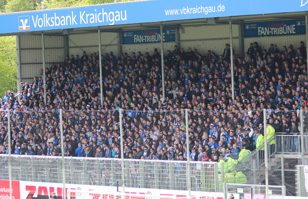 Ein Bild mit Seltenheitswert: Der Gästeblock ohne ein einziges Transparent