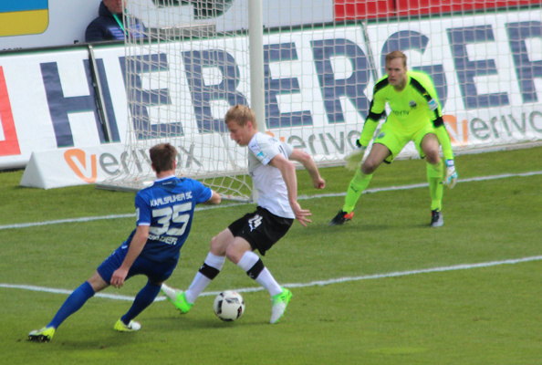 Sandhausens Klingmann (Mitte) gewinnt den Zweikampf