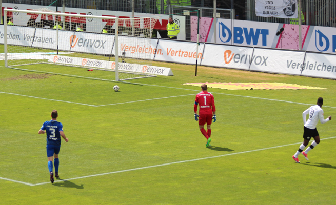 Das 1:0 für den SVS durch Sukuta-Pasu nach Torwartfehler von Orlishausen