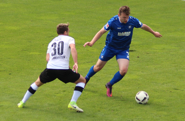 Karlsruhes Gimper (re.) war gegen seine ehemaligen Kollegen besonders motiviert