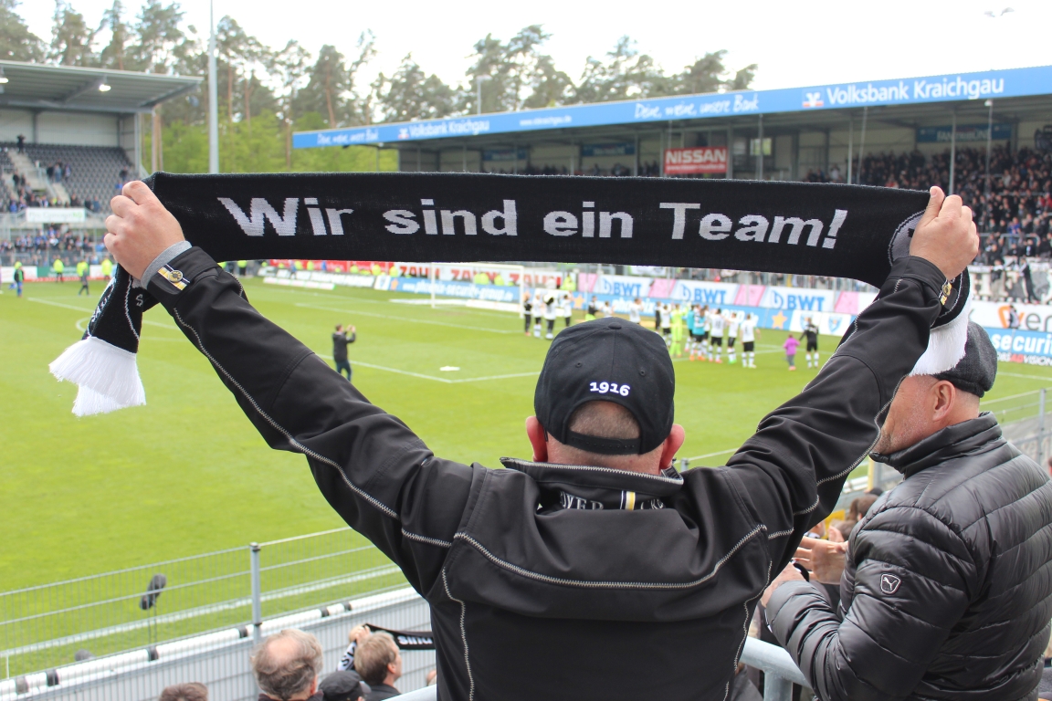Jubel beim Sandhäuser Anhang nach drei wichtigen Punkten für den Klassenerhalt